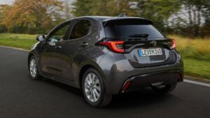 Foto de la trasera del nuevo Mazda2 Hybrid, el compacto híbrido nuevo de Mazda.