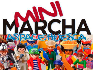 Cartel de la Mini Marcha Solidaria de Aspace Huesca 2022. Se ve el título de la marcha y en la parte inferior playmóbiles vestidos de muchas maneras diferentes en una foto muy colorida