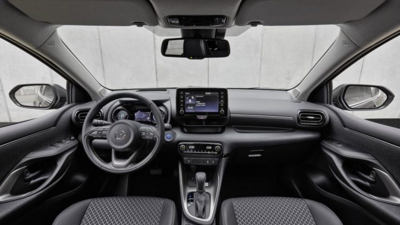 Foto del interior del nuevo Mazda2 Hybrid. Cuadro de mando futurista
