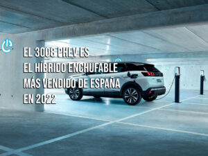 Foto del Nuevo Peugeot 3008 PHEV, el híbrido enchufable más vendido de España en 2022, aparcado en un garaje y con un cargador eléctrico conectado de un poste