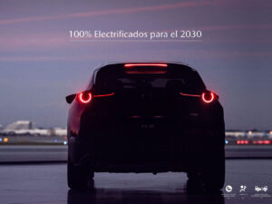 Modelo Mazda CX5 híbrido desde detrás con el texto: 100% electrificados para 2030