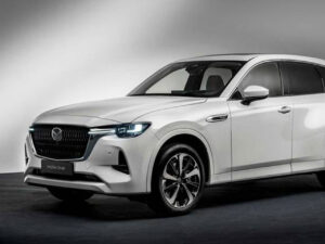 Imagen de la premiere del nuevo Mazda CX60 que llega a Huesca de la mano de Tumasa. El coche blanco y con un diseño muy innovador