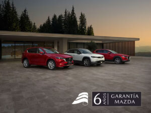 Foto de gama de vehículos nuevos Mazda, y el título de "6 años Garantía Mazda"