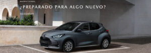 Foto del Mazda2 Hybrid en color gris y entre sol y sombra