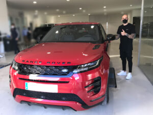 Sandro Ramírez estrena su nuevo Range Rover Evoque rojo