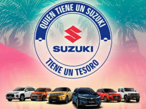 Foto de la nueva gama Suzuki. Fondo con palmeras de playa, el logo de Suzuki y el texto "Quien tiene un Suzuki tiene un tesoro"