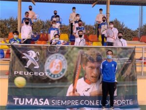 Tumasa, venta de coches nuevos y usados en Huesca y Monzón, es patrocinador oficial del Club de Tenis Zoiti de Huesca, en pleno relevo generacional y con más jugadores que nunca