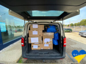 Imagen del maletero de la furgoneta solidaria de Tumasa llena de donativos