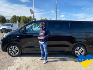 Foto de Sergio a la hora de recoger la furgoneta que va a recoger refugiados ucranianos a Bilbao, furgoneta propiedad de Pirineos Rent a Car